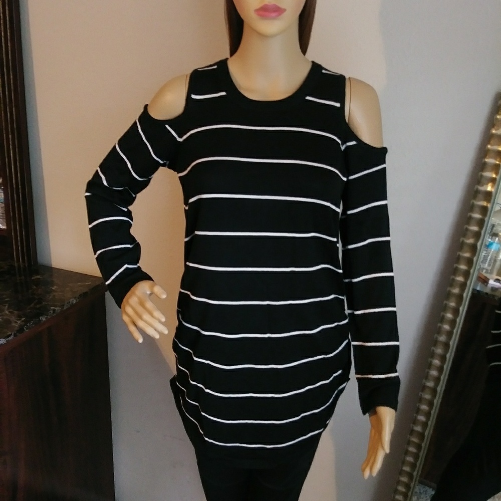 Beautiful blouse cold shoulder in color black